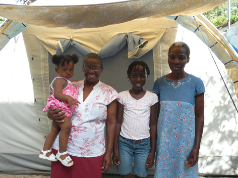 Mafi, Rebecca en Maman Stephanie