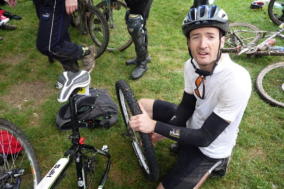 Catalin Pobega, reparandu-si o pana facuta cu putin inainte de finish. A trecut linia alergand pe langa bicla, si mai mult ca sigur a terminat in primii 50 (din 1240+ participanti). Felicitari Cata!!!