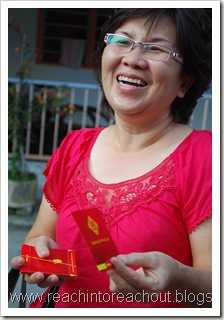 aunt giving out ang pow's aunt giving out ang pow's