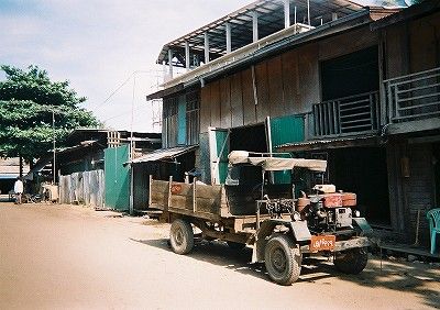 ミャンマー側ではスクラップ同然のトラックが活躍していた