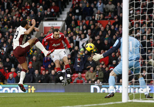 Berbatov try header to Goal, Manchester United - Sunderland