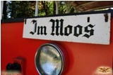 Zuglaufschild im Moos