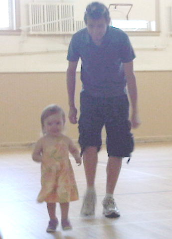 [daddy and annika running at Liliput[5].png]