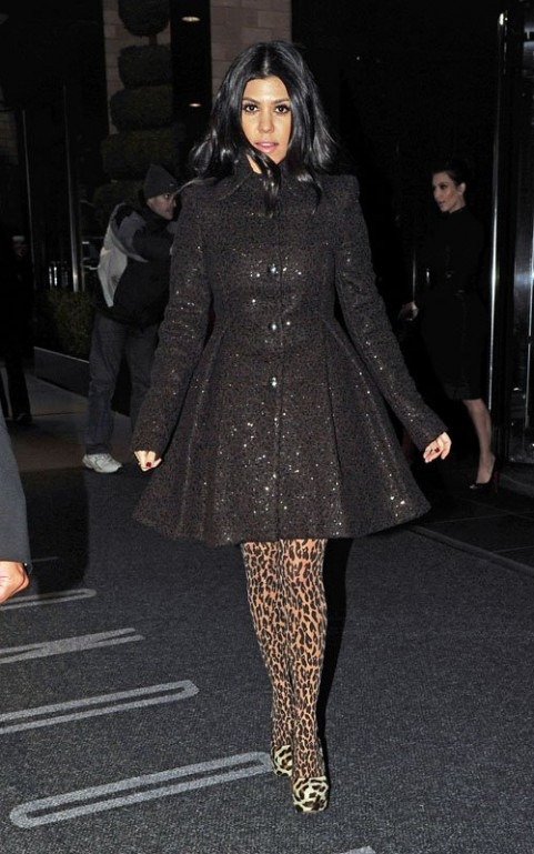 kourtney-kardashian-khloe-kim-nyc-hotel-kardashian-konfidential-7-481x769