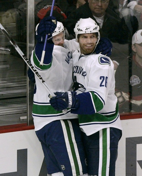 canucks_blackhawks_game1_8.jpg