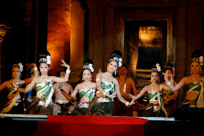 A more sedate approach to an already relaxed dance on a rapidly freezing night in Thailand...