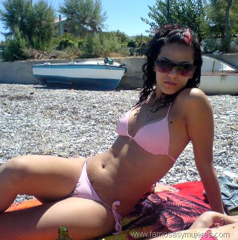 [chicas en la playa[2].jpg]