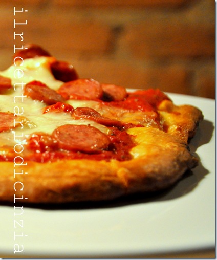 Pizza con wurstel Pizza con wurstel