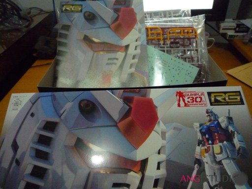 RG RX-78-2 Inside The Box.