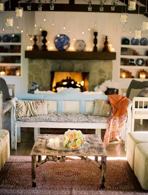 [Casa de Valentina - via Style Me Pretty - uma sala de estar com um toque indiano[4].jpg]