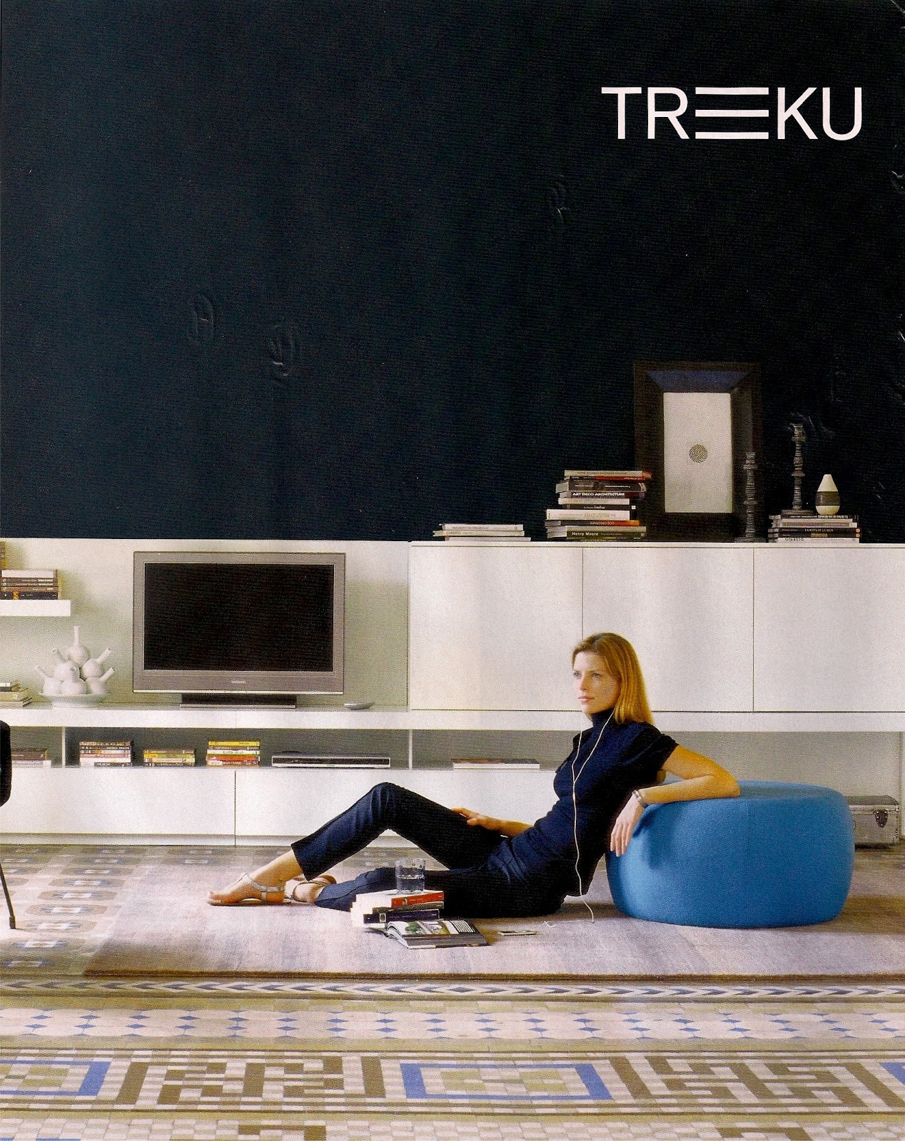 [Casa de Valentina - via Arquitectura y Diseño - parede preta e móvel branco[4].jpg]