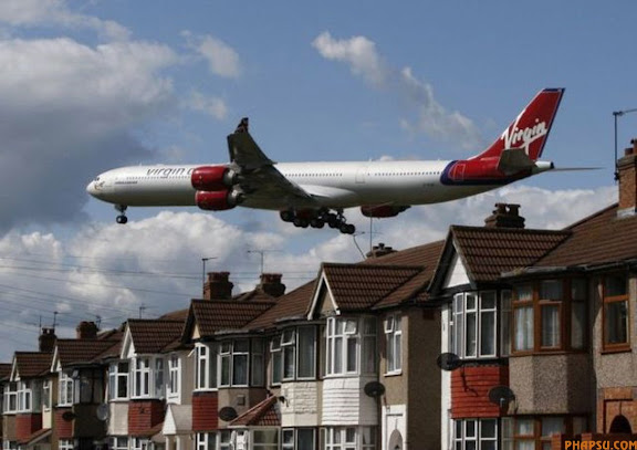 RNPS IMAGES OF THE YEAR 2009 - A Virgin Atlantic aircraft comes in to land at Heathrow Airport, in London May 26, 2009.  Privately-owned airline Virgin Atlantic said yearly profits nearly doubled, but warned the weak economic environment would make it "almost impossible" for airlines to make a profit in the current year.    REUTERS/Luke MacGregor   (BRITAIN TRANSPORT BUSINESS)