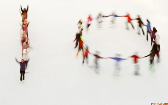 RNPS IMAGES OF THE YEAR 2009 - Ice skaters from the Lee Valley Ice Rink and Olympic gold medallist Jayne Torvill (FRONT LEFT) perform at the media launch of the Somerset House Ice Rink in London November 15, 2009. The skaters created the shape of the number ten as this is the the tenth anniversary of the annual temporary winter ice rink, which opens to the public on Tuesday.     REUTERS/Luke MacGregor   (BRITAIN ENTERTAINMENT SOCIETY SPORT)