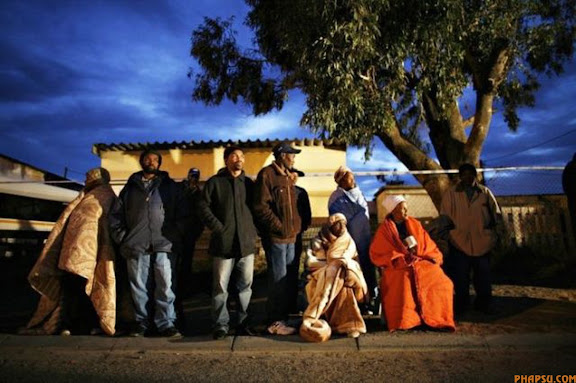 RNPS IMAGES OF THE YEAR 2009 - South Africans wait for a polling station to open in Cape Town's Khayelitsha township, April 22, 2009. South Africans voted on Wednesday in an election expected to preserve the dominance of the African National Congress despite the strongest opposition challenge since apartheid ended 15 years ago.  REUTERS/Finbarr O'Reilly   (SOUTH AFRICA POLITICS ELECTIONS)