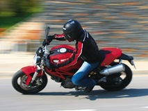 0807_07_z 2009_ducati_monster_696 side_view
