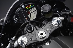 2009-YZF-R1-detail-15_prv_tcm26-266448