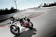 2009-YZF-R1-action-05_prv_tcm26-265556