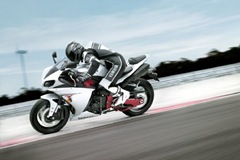 2009-YZF-R1-action-03_prv_tcm26-265550