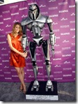 La impresionante Tricia Helfer y un no menos impresionante Cylon mecánico... en otro sentido, claro La impresionante Tricia Helfer y un no menos impresionante Cylon mecánico... en otro sentido, claro