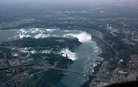 800px-Niagara_Falls_aerial_view