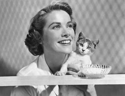 [Grace Kelly and kitten in the late 1940's[4].jpg]