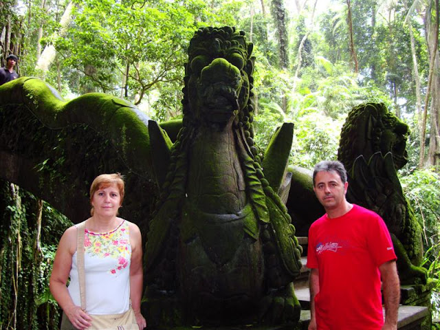 Mis padres ante una escalinata