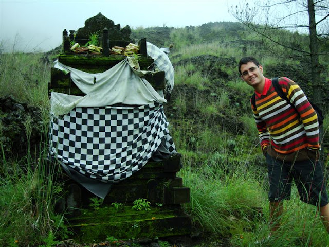 Ofrendas en medio del monte, vaya ganas de subir hasta ahí!!