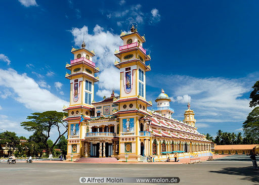 http://lh4.ggpht.com/_nSZkodDSjrY/R7_9L45d8pI/AAAAAAAAEC4/t2oTmMGOhy4/Cao+Dai+great+temple.jpg