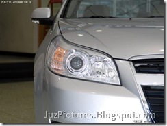 2010_chevrolet_aveo-silver-front-right-headlamp