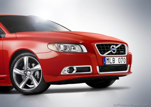 [2012 Volvo V70 R-Design3[7].jpg]