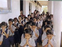 Niños orando