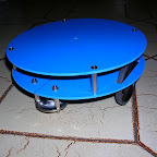 Ecco come sarà la struttura base di FIRE, forma circolare con un diametro di 20cm, nella foto visto da dietro si vede il ruotino posteriore di supporto, verso cui sarà spostato il baricentro del robot