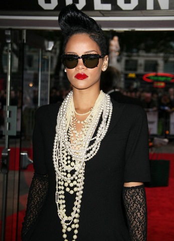 [rihanna-inglourious-basterds-01[6].jpg]