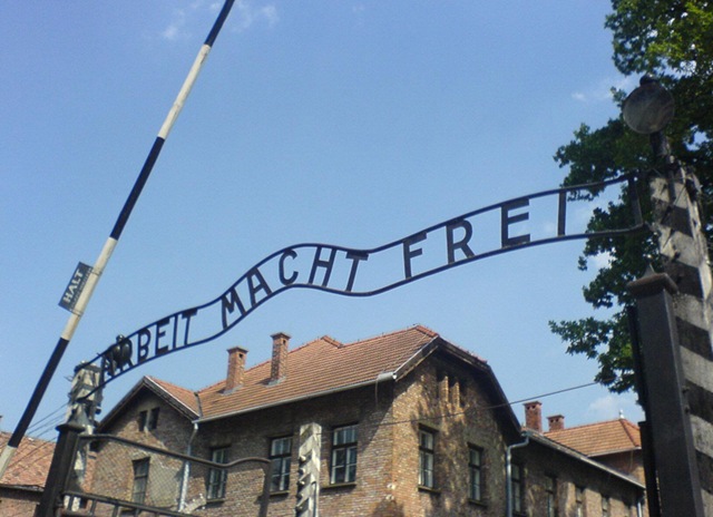 [Auschwitz_entrance[3].jpg]