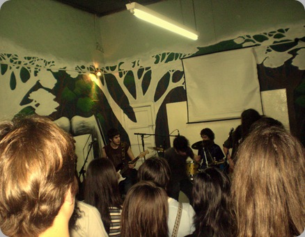 Banda de rock tocando en el homenaje a Guido y Claudio
