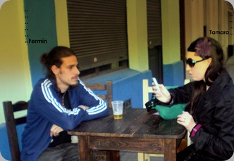 Fermín y Tamara hablando del e- mailing en el lavadero lisérgico 2005