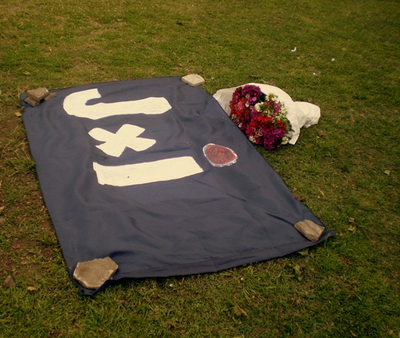 [Bandera del Jxi tapando la placa a descubrir en la rambla de la militancia[16].jpg]