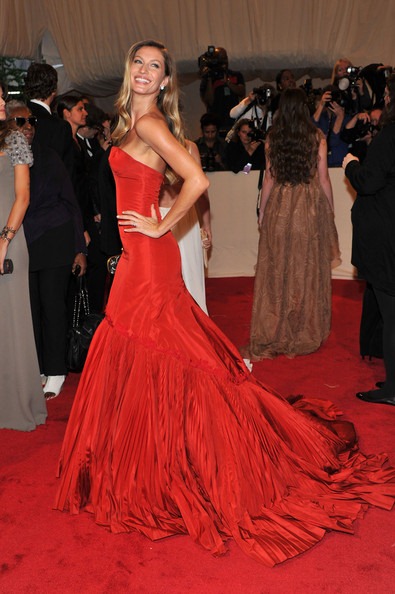 [Giselle Bundchen in Alexander McQueen red dress at the 2011 met gala[3].jpg]