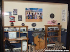 Bureau avec ordinateur dans une pi&egrave;ce d&eacute;cor&eacute;e avec le th&egrave;me de Pink Floyd