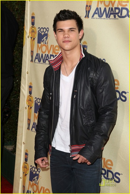 [taylor-lautner-mtv-movie-awards-02[3].jpg]