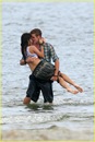 miley-cyrus-liam-hemswroth-kiss-10