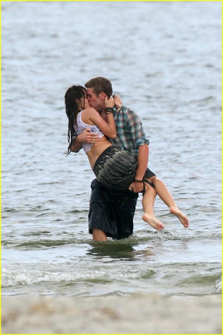 [miley-cyrus-liam-hemswroth-kiss-01[3].jpg]