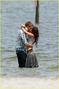 miley-cyrus-liam-hemswroth-kiss-02