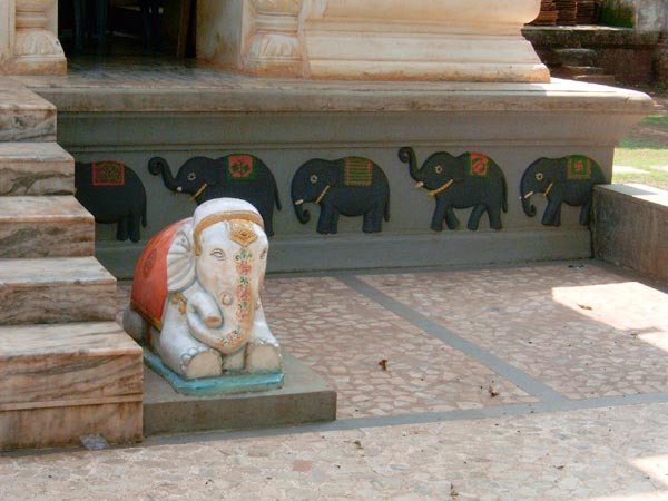 Statue of a mini elephant at Kade Varcha Ganpati Temple Statue of a mini elephant at Kade Varcha Ganpati Temple