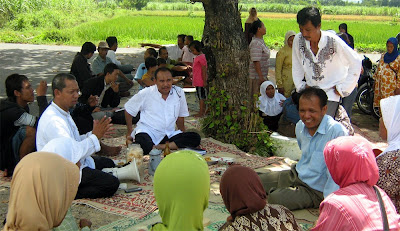H. Cholid Mahmud, MT (duduk memakai baju koko) memberikan pengarahan kepada sejumlah pengurus dan anggota Paguyuban Pencari Rosok Bantul), Ahad (15/3). 
