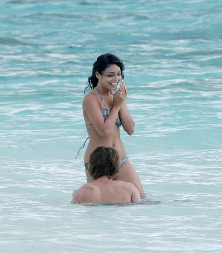 zac efron and vanessa hudgens kissing at the beach. Zac Efron Vanessa Anne