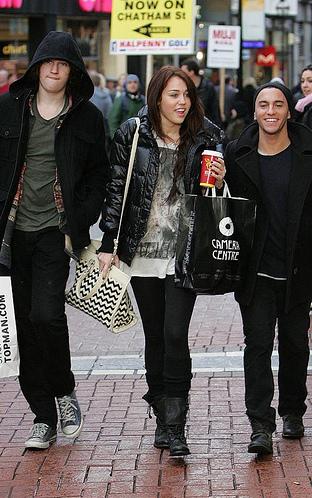 Miley Cyrus Shopping on Miley Cyrus Shopping On Grafton Street With Friends Dublin Ireland On