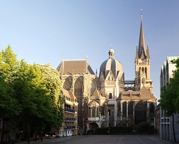 800px-Aachen_Cathedral_North_View_at_Evening (1)