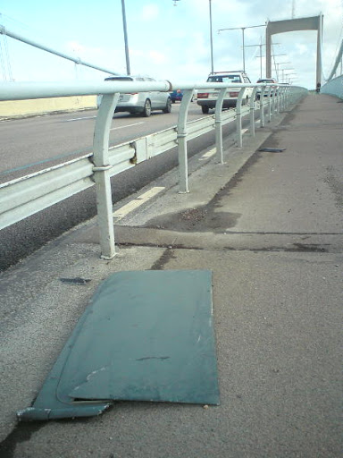 Den här glasfiberluckan låg på Älvsborgsbrons ena cykelfält i morse. Den skulle nog kunna decapitera en förbipasserande cyklist om den träffat lite olyckligt.
