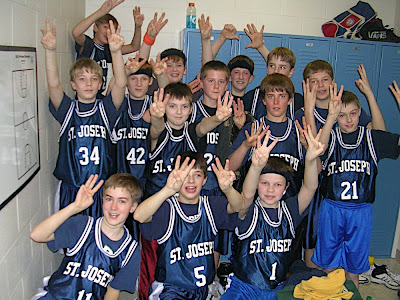 6th Grade basketball team holds up "6"